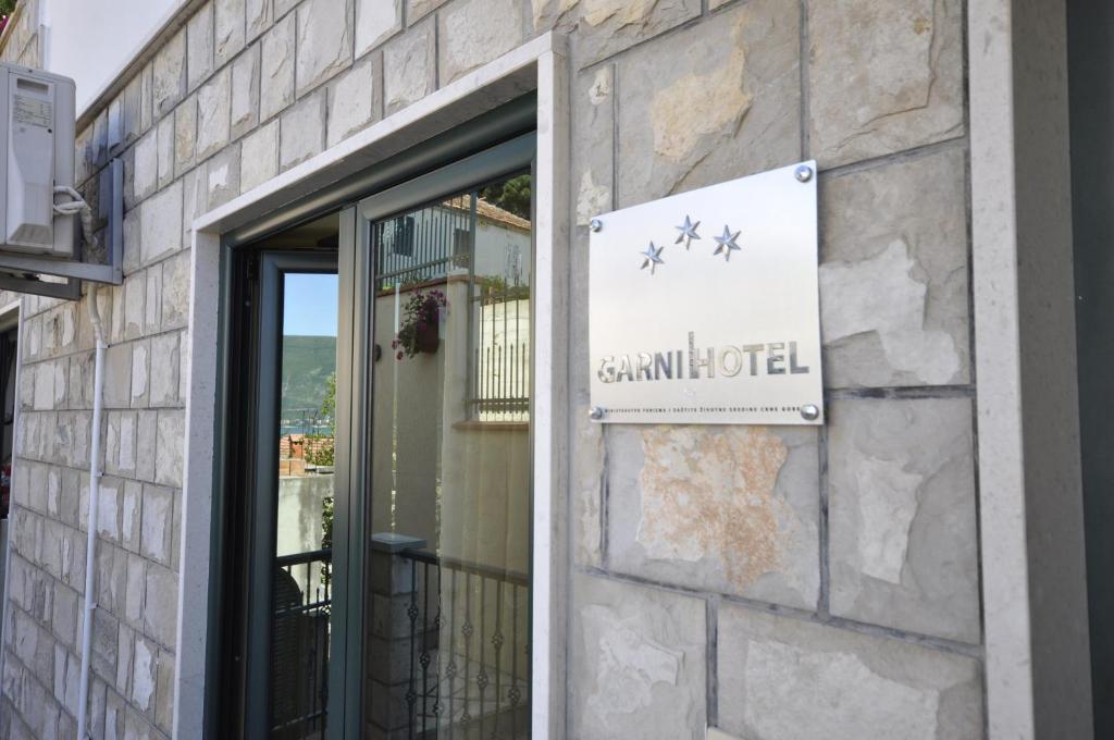 Garni Hotel Bokeska Noc Herceg Novi Exterior foto